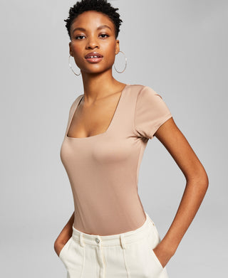 E agora este body feminino de manga curta com decote quadrado marrom tamanho médio