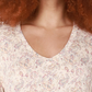Camiseta feminina com bainha arredondada e fita preta, bege, tamanho pequeno