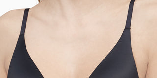 Sutiã Calvin Klein Liquid Touch com decote profundo levemente forrado, preto, tamanho 32