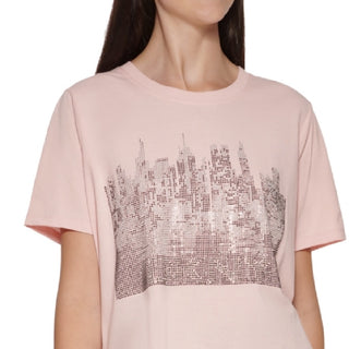 Camiseta feminina DKNY de algodão com strass e estampa rosa, tamanho médio