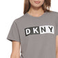 Camiseta feminina DKNY com logotipo, cinza, tamanho médio