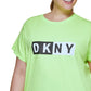 Camiseta feminina DKNY com estampa de logotipo bicolor verde, tamanho 1X