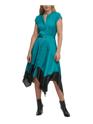 Vestido feminino DKNY com cinto e pregas, bainha em bloco de cores, manga curta, midi com fenda, ajuste evasê, azul, tamanho médio