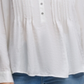 Blusa plissada com decote em botão feminina DKNY, tamanho X-Large, cor marfim