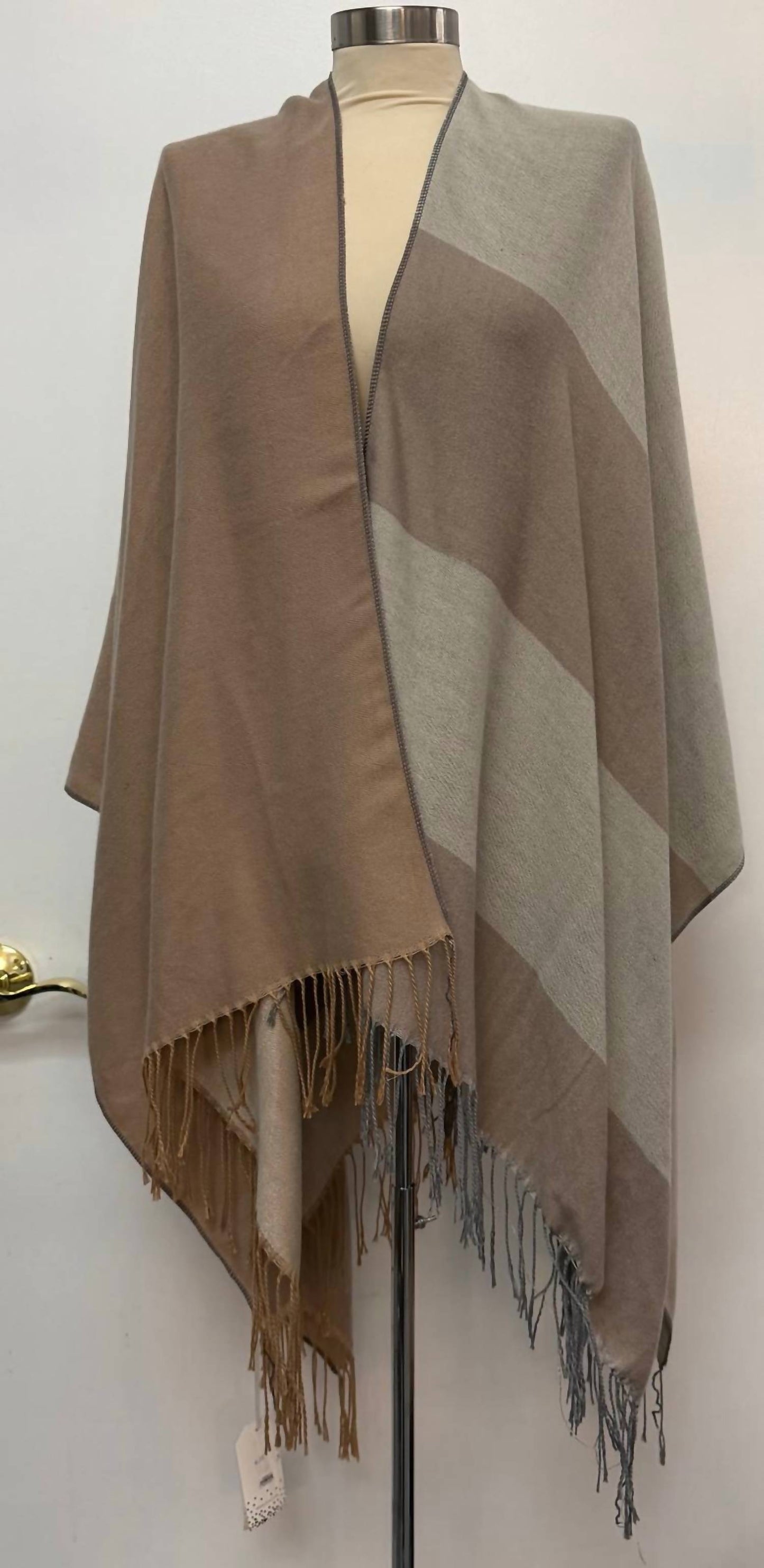 2 Chic - Women's Shawl Cape With Fringe Details