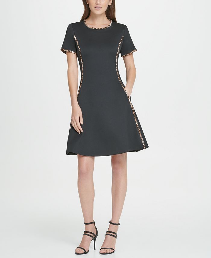 Vestido feminino DKNY com estampa animal, manga curta, gola alta, acima do joelho, preto, tamanho 6