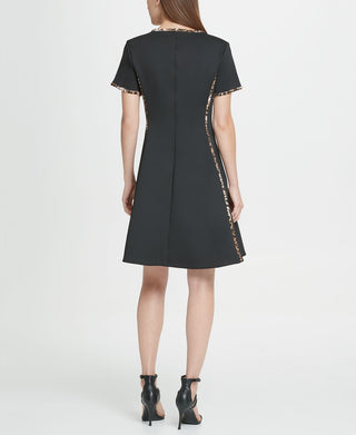 Vestido feminino DKNY com estampa animal, manga curta, gola alta, acima do joelho, preto, tamanho 6