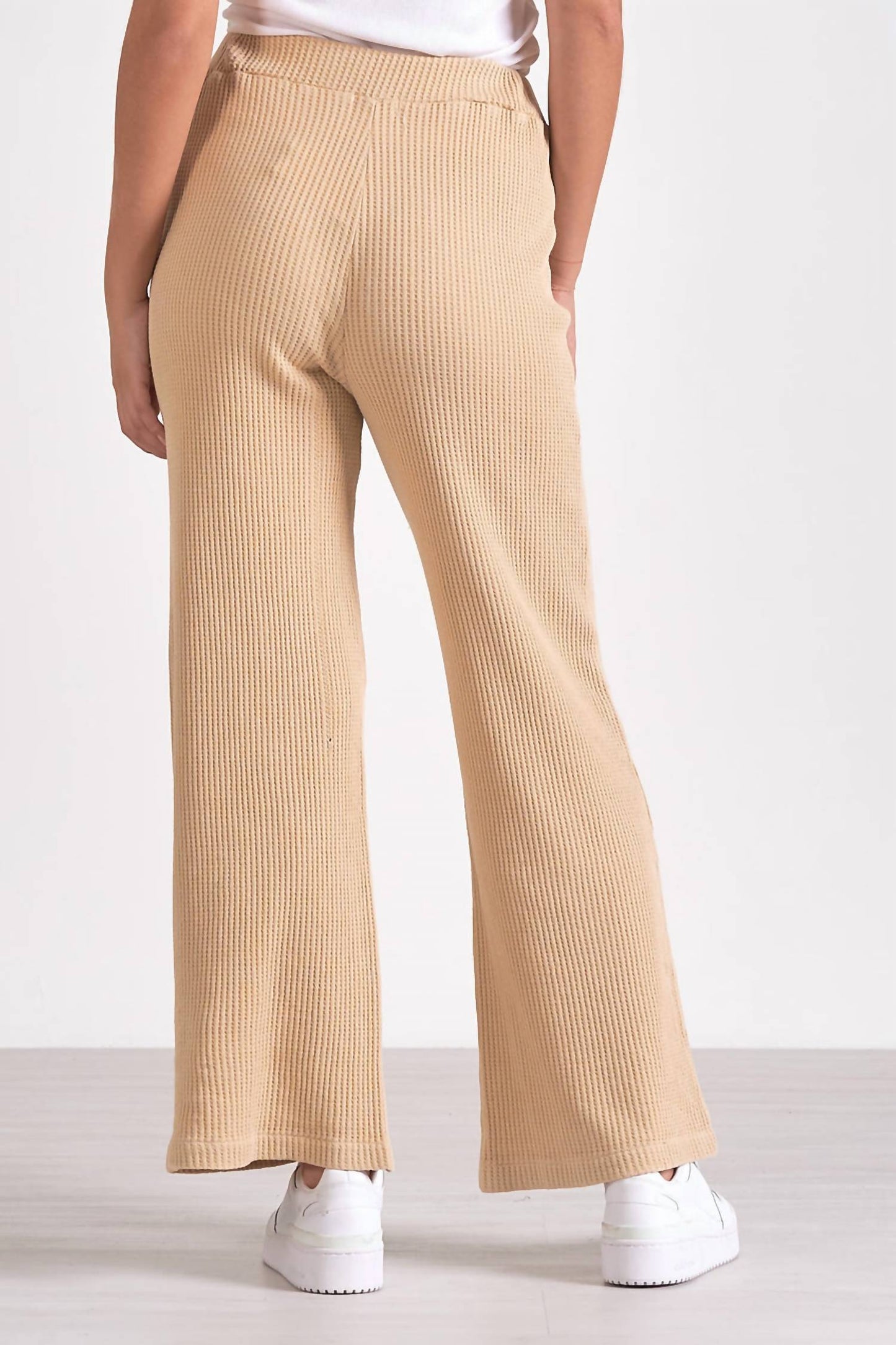 Elan - Nila Pant