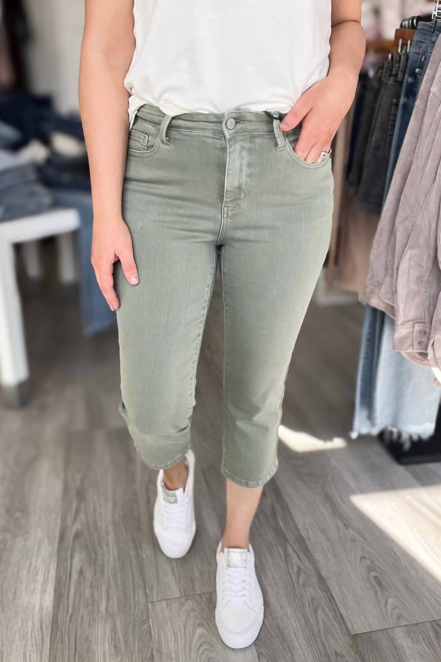 Judy Blue - Mid Rise Capri