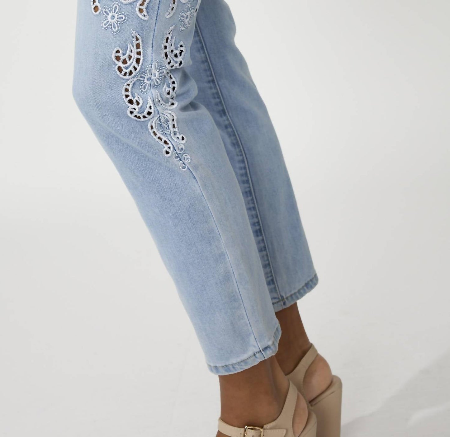 Frank Lyman - Embroidered Mid-rise Slim Jeans