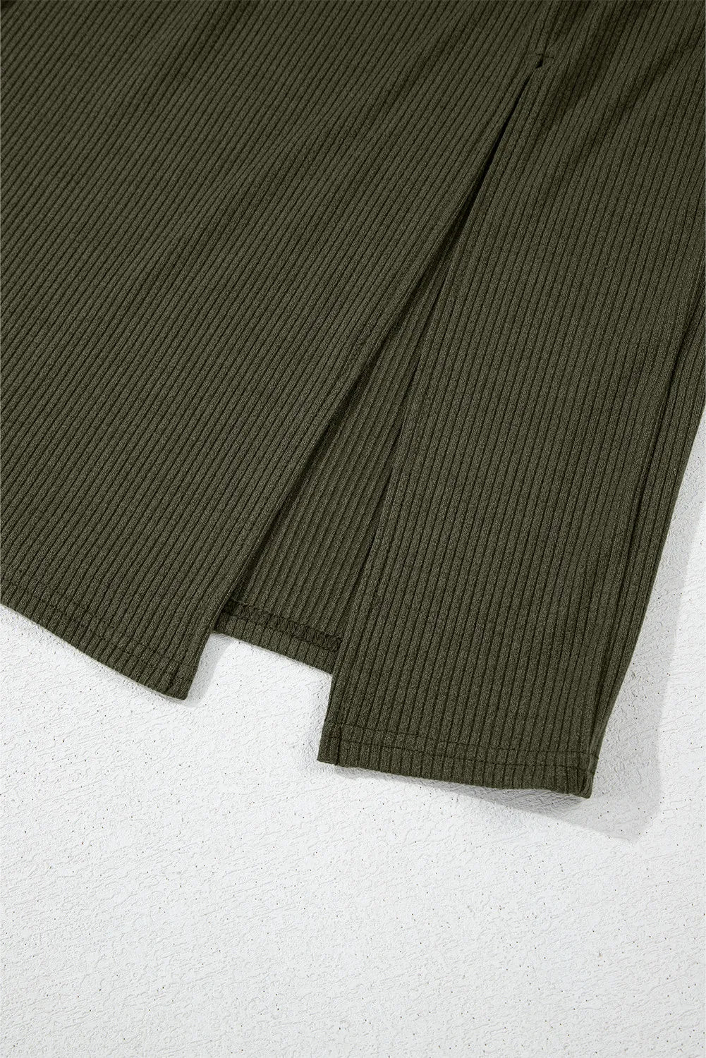 Vestido curto com fenda, gola redonda e manga comprida