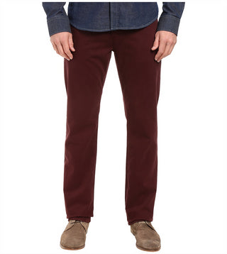 Calça jeans masculina de camurça com corte alfaiataria Ag Adriano Goldschmied Graduate, cor Rum Raisin. Variações de tamanho disponíveis.