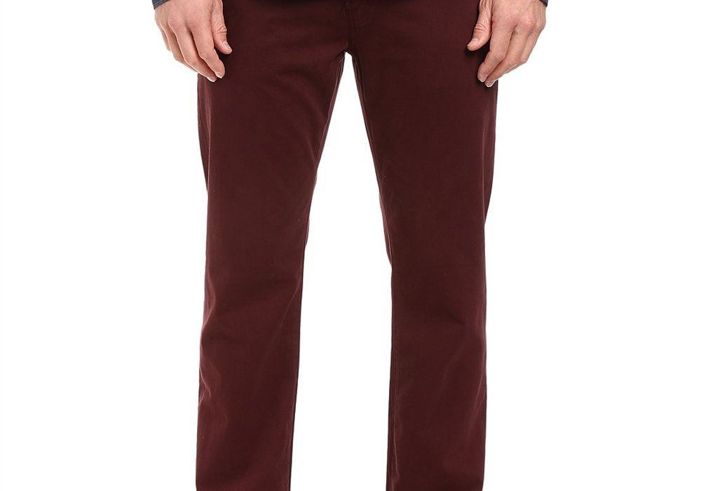 Calça jeans masculina de camurça com corte alfaiataria Ag Adriano Goldschmied Graduate, cor Rum Raisin. Variações de tamanho disponíveis.