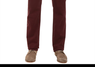 Calça jeans masculina de camurça com corte alfaiataria Ag Adriano Goldschmied Graduate, cor Rum Raisin. Variações de tamanho disponíveis.