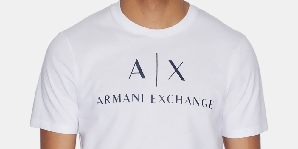 Camiseta masculina com estampa gráfica e logotipo AX Armani Exchange, branca, tamanho GG