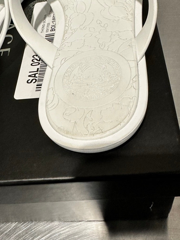 Chinelo Versace com estampa de cabeça de Medusa para mulheres, branco, tamanho 8,5
