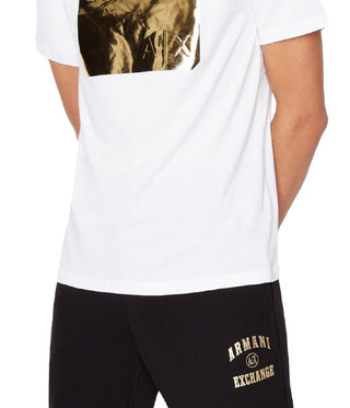 Camiseta masculina A|X Armani Exchange com logotipo metálico em relevo, branca, tamanho médio