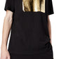 Camiseta masculina A|X Armani Exchange com logotipo metálico em relevo, preta, tamanho grande