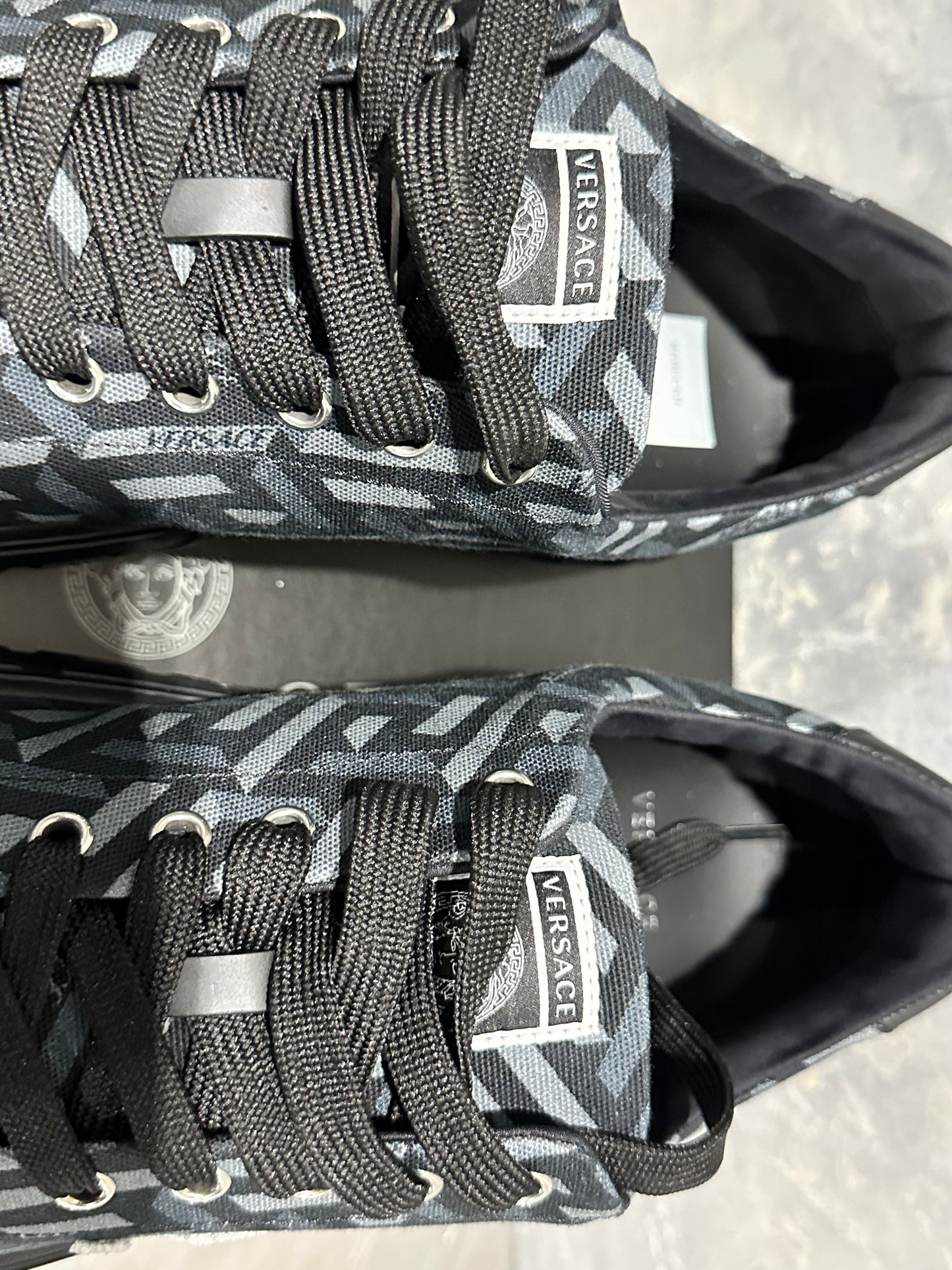 Tênis Versace La Greca Masculino com Cadarço Preto/Cinza Tamanho 14