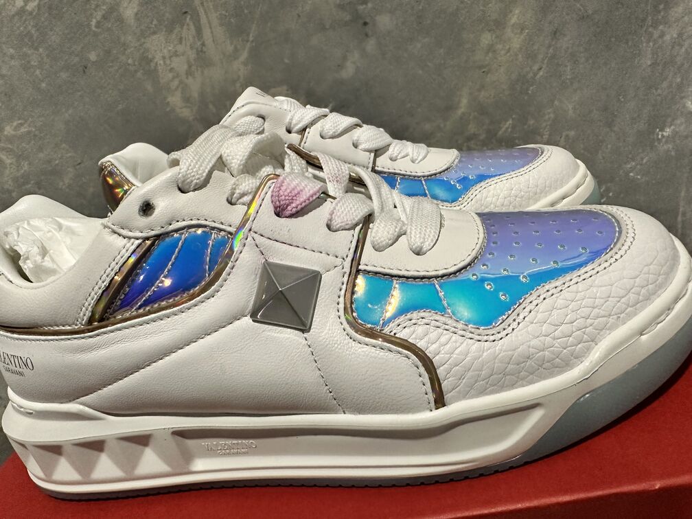 Tênis Valentino Garavani One Stud Holográfico Feminino em Branco Iridescente Tamanho 7