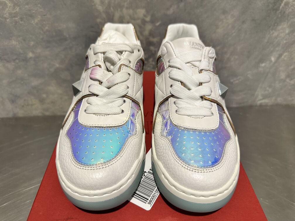 Tênis Valentino Garavani One Stud Holográfico Feminino em Branco Iridescente Tamanho 7