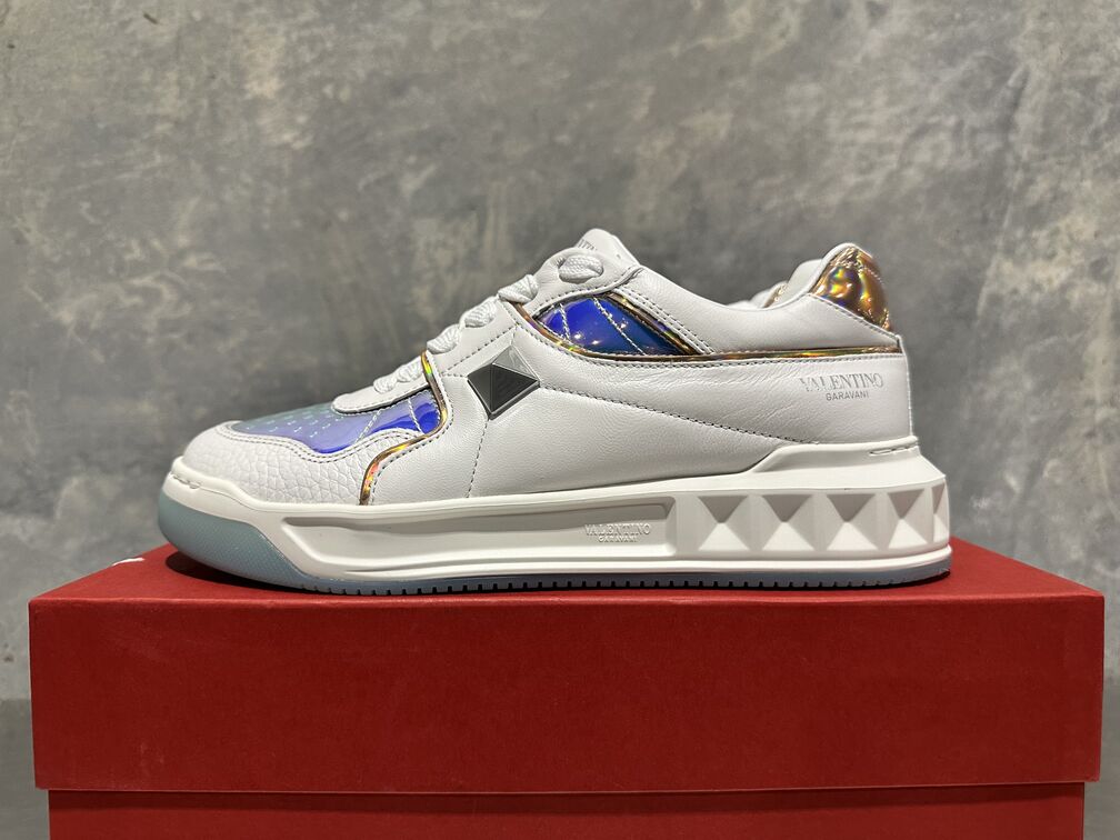 Tênis Valentino Garavani One Stud Holográfico Feminino em Branco Iridescente Tamanho 7
