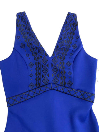 Guess - Vestido curto de malha estilo Scuba com decote em V bordado para mulheres
