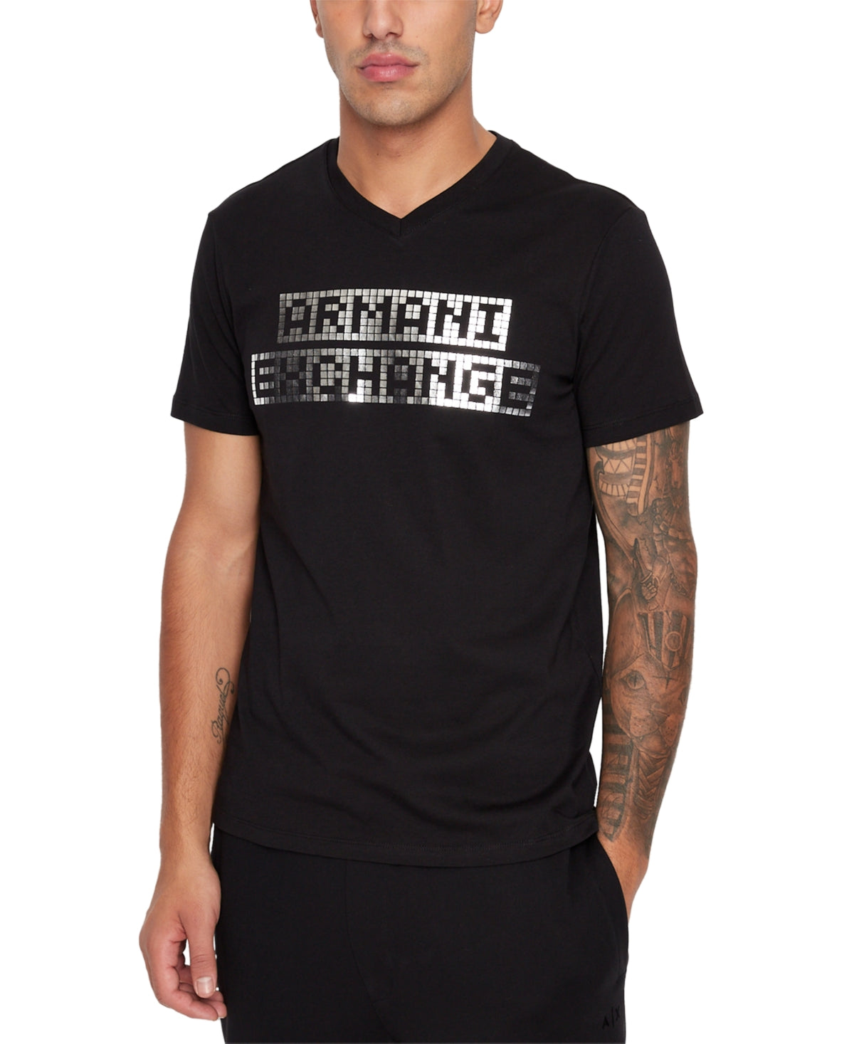 Camiseta masculina AX Armani Exchange com estampa de logotipo futurista, preta, tamanho M