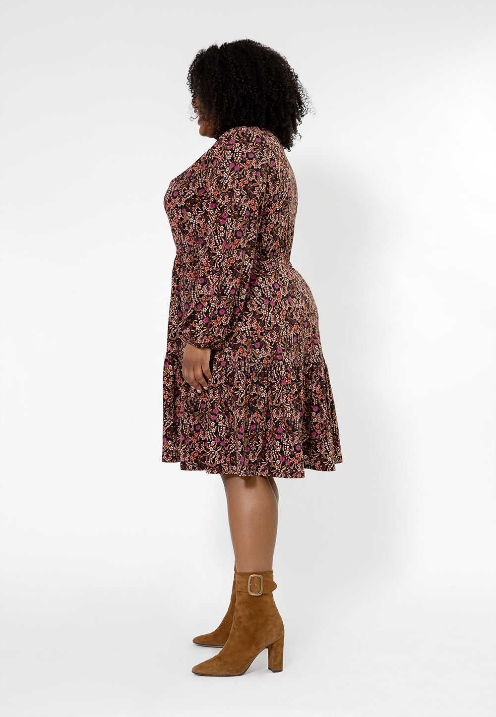 Vestido feminino Leota de manga comprida em jersey boho verde-oliva com camadas (curvo) vermelho