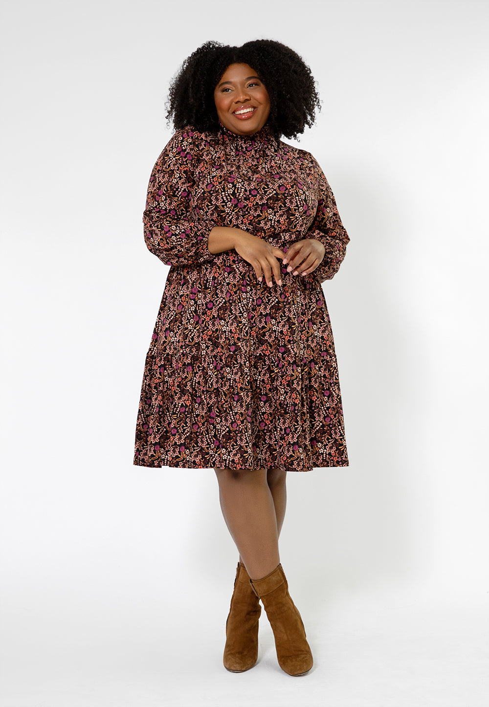 Vestido feminino Leota de manga comprida em jersey boho verde-oliva com camadas (curvo) vermelho