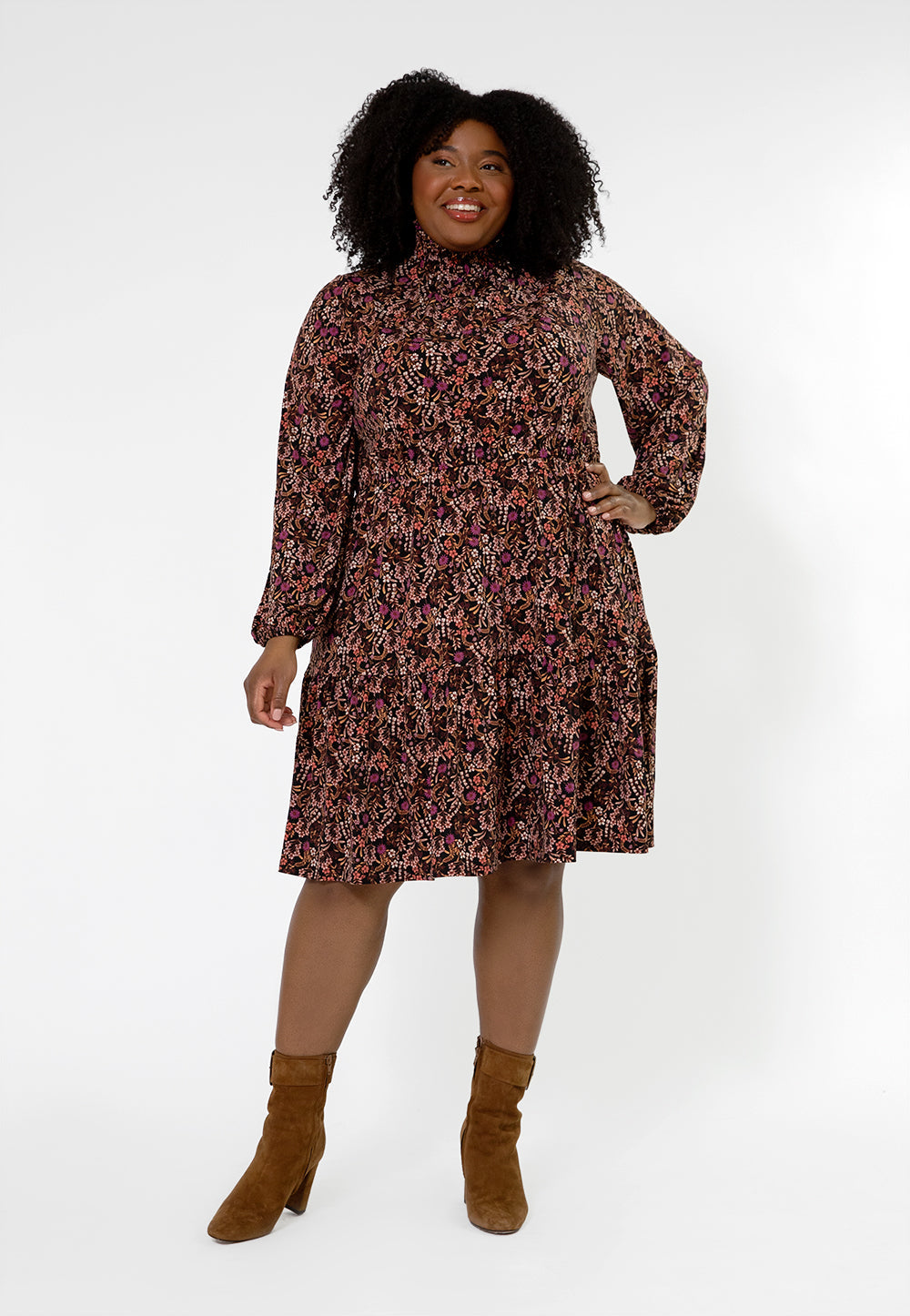 Vestido feminino Leota de manga comprida em jersey boho verde-oliva com camadas (curvo) vermelho