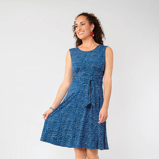 Vestido feminino Leota sem mangas Brittany Fit and Flare Azul Tamanho P