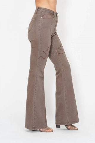 Judy Blue - Calça jeans flare com detalhe de costura no joelho e bolsos traseiros com proteção