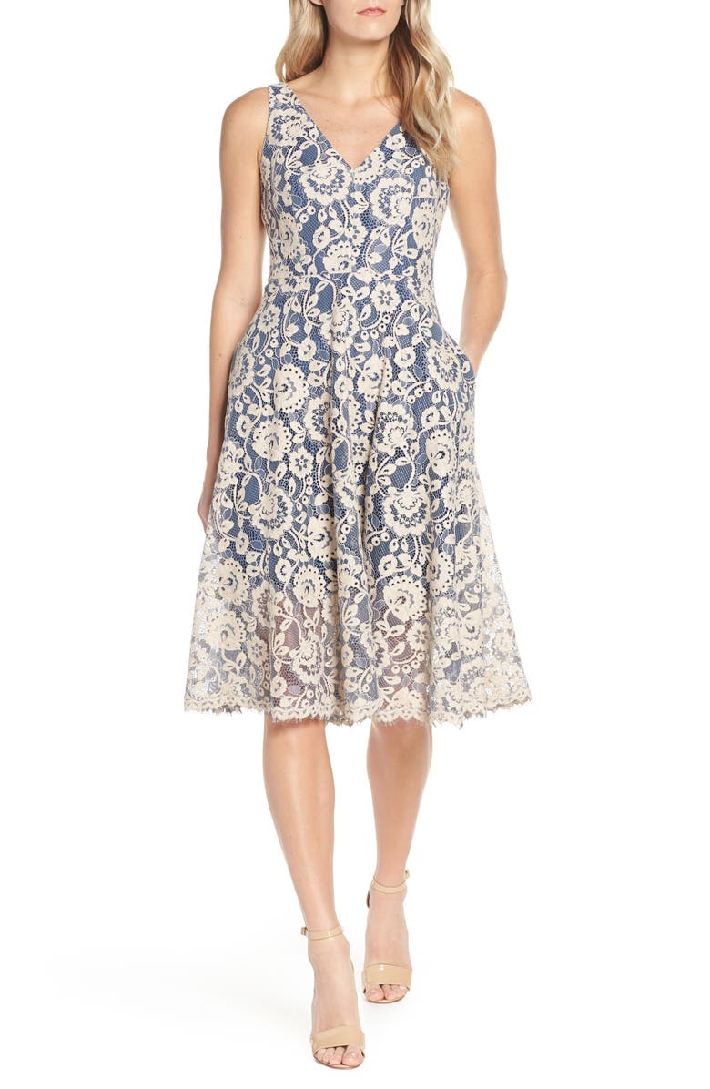Vestido feminino Vince Camuto de renda, decote em V, ajuste evasê, azul, tamanho 8