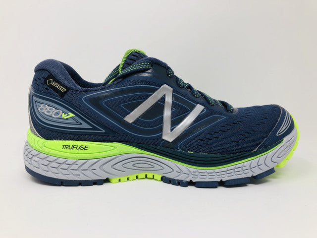 Tênis de corrida New Balance 880 V7 GTX feminino, azul, tamanho 5 B(M) EUA