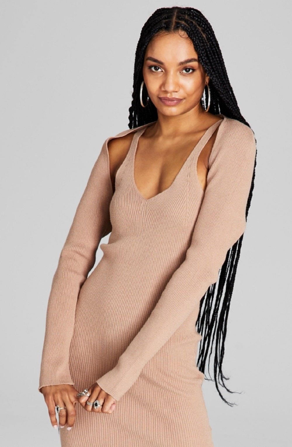 E agora este vestido justo feminino de malha canelada e ombros largos marrom tamanho médio