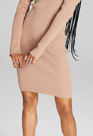 E agora este vestido justo feminino de malha canelada e ombros largos marrom tamanho médio