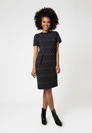 Vestido Maddie de manga curta feminino Leota em jacquard luxuoso com linhas de diamante, preto