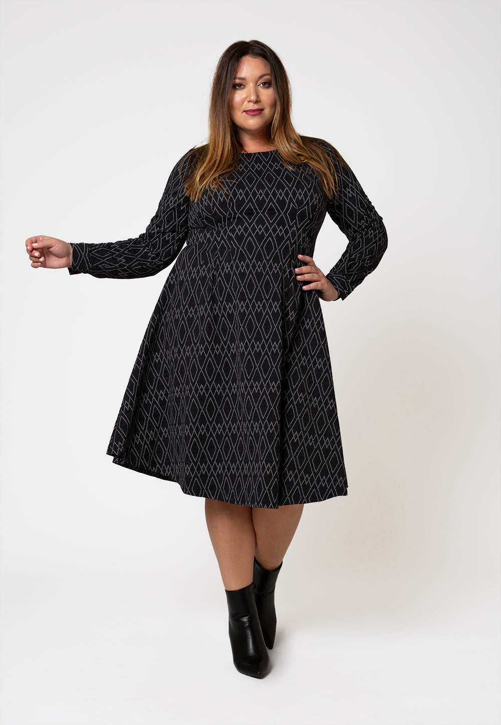 Vestido Lara Feminino Leota em Jacquard Luxe com Linhas Diamante (Curve) Preto