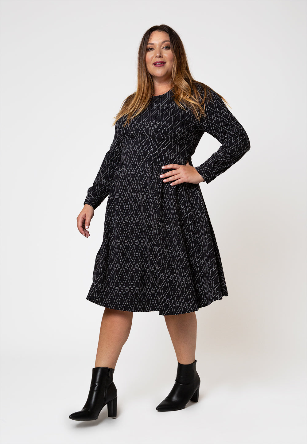 Vestido Lara Feminino Leota em Jacquard Luxe com Linhas Diamante (Curve) Preto
