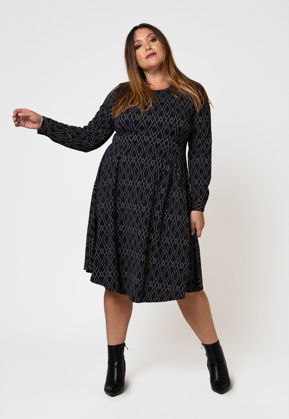 Vestido Lara Feminino Leota em Jacquard Luxe com Linhas Diamante (Curve) Preto
