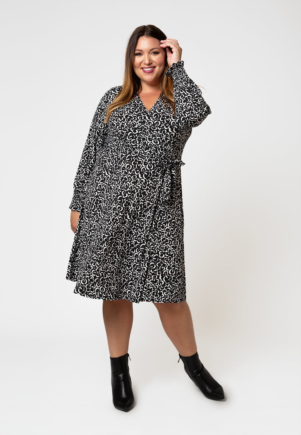 Vestido midi feminino Leota com manga comprida e caimento perfeito em gardênia gráfica (curva) branco