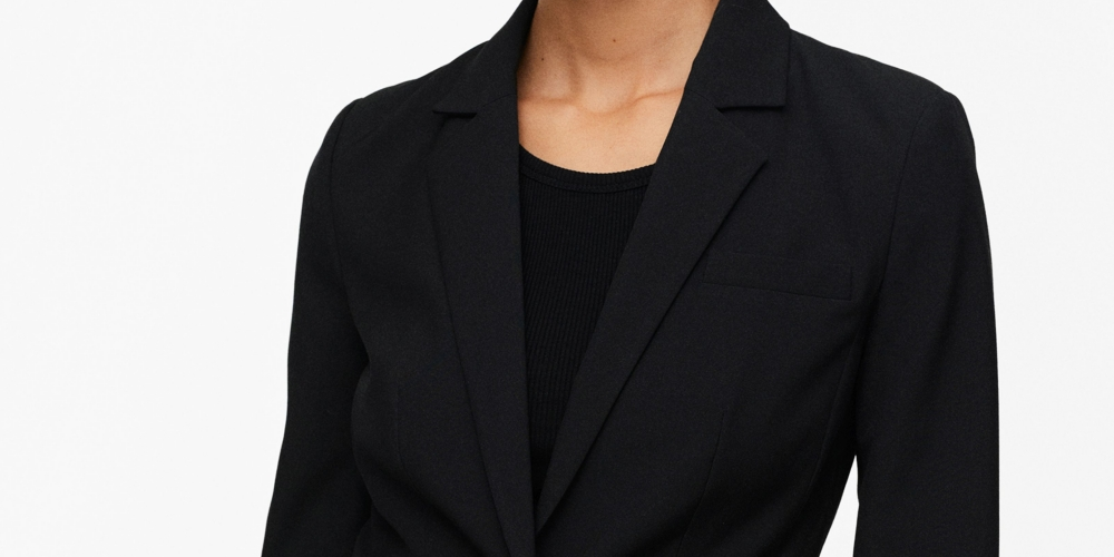 Blazer feminino MANGO Essential com ajuste e ombros acolchoados, preto, tamanho 4