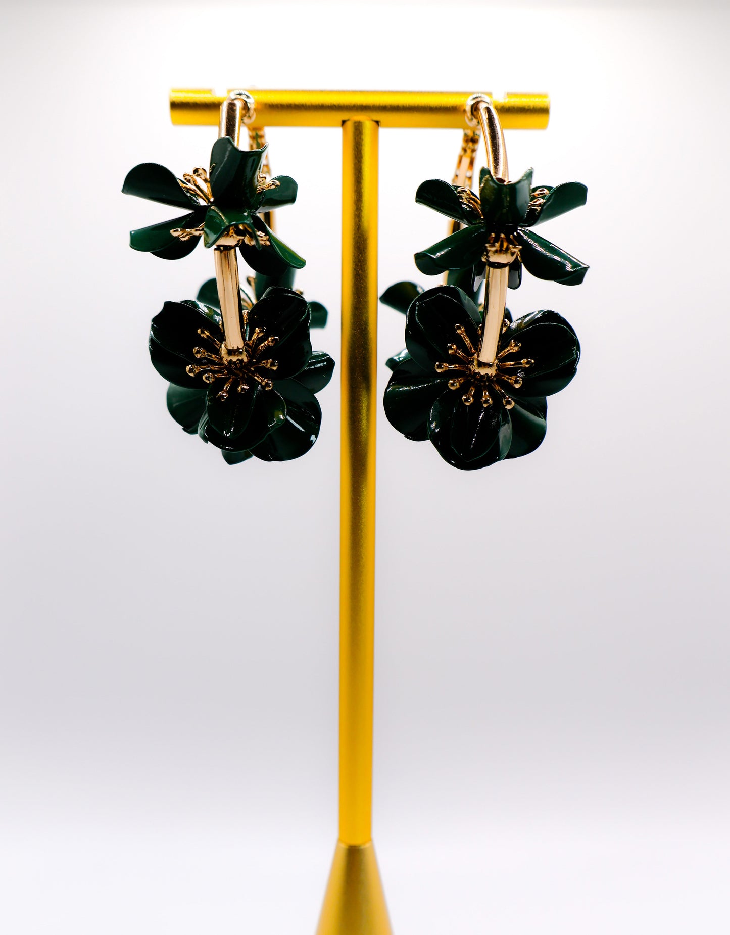 Floral Luxe Hoops – Brincos de argola com flores douradas