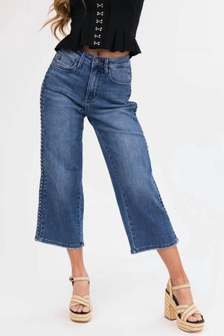 Judy Blue - Calça jeans curta com cintura alta e detalhe trançado, perna larga