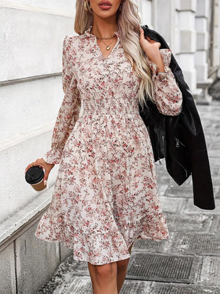 Vestido de manga comprida com babados e sobrepeliz floral