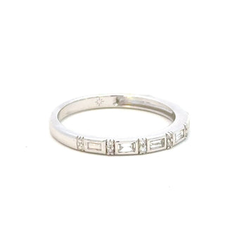 Aamiaa - Diamante natural de 0,17 quilates com baguete e anel redondo