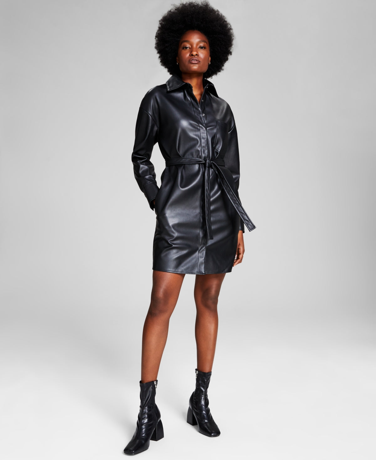 E agora este vestido-camisa feminino de couro sintético com cinto, preto, tamanho pequeno