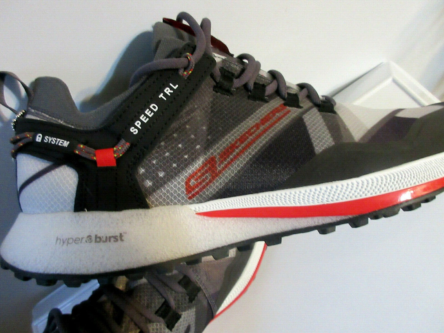 Tênis de corrida de trilha Skechers Go Run Speed ​​masculino, cinza/vermelho