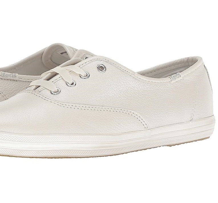 Kate Spade New York Sapatos de couro perolado Champion para noivas femininos, bege, tamanho 9 M